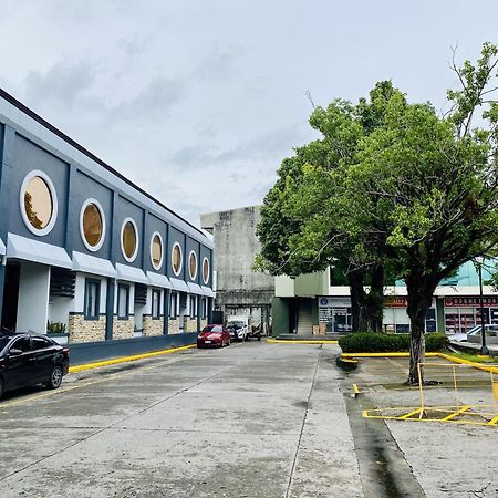 Circle Inn Hotel And Suites Bacolod Exteriör bild