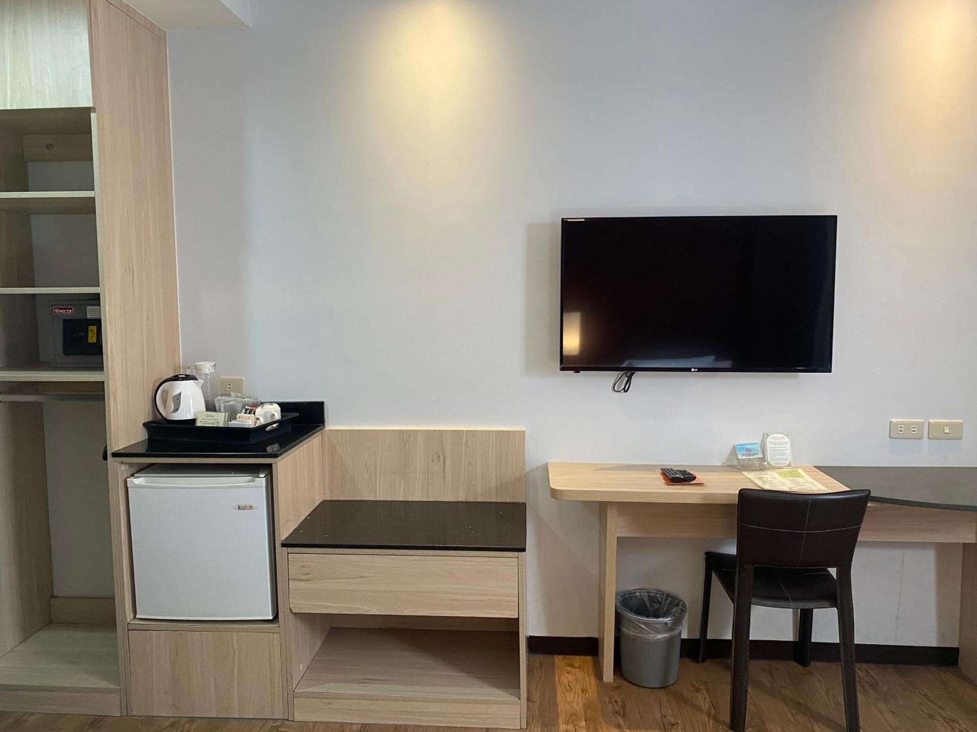 Circle Inn Hotel And Suites Bacolod Exteriör bild