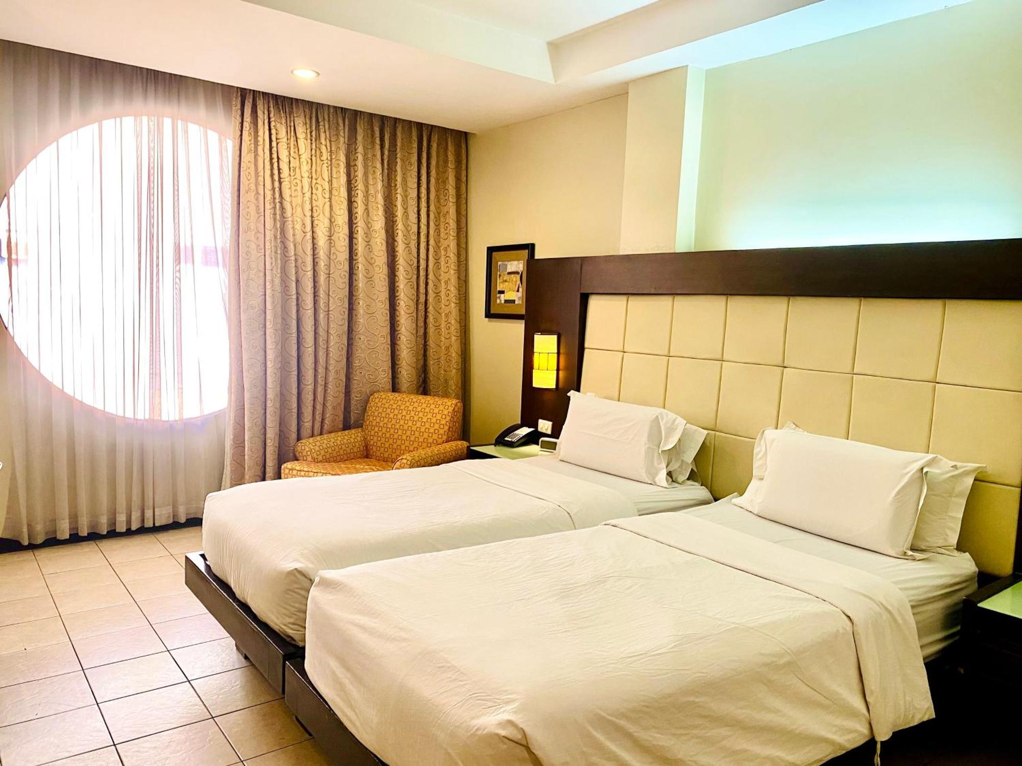 Circle Inn Hotel And Suites Bacolod Exteriör bild