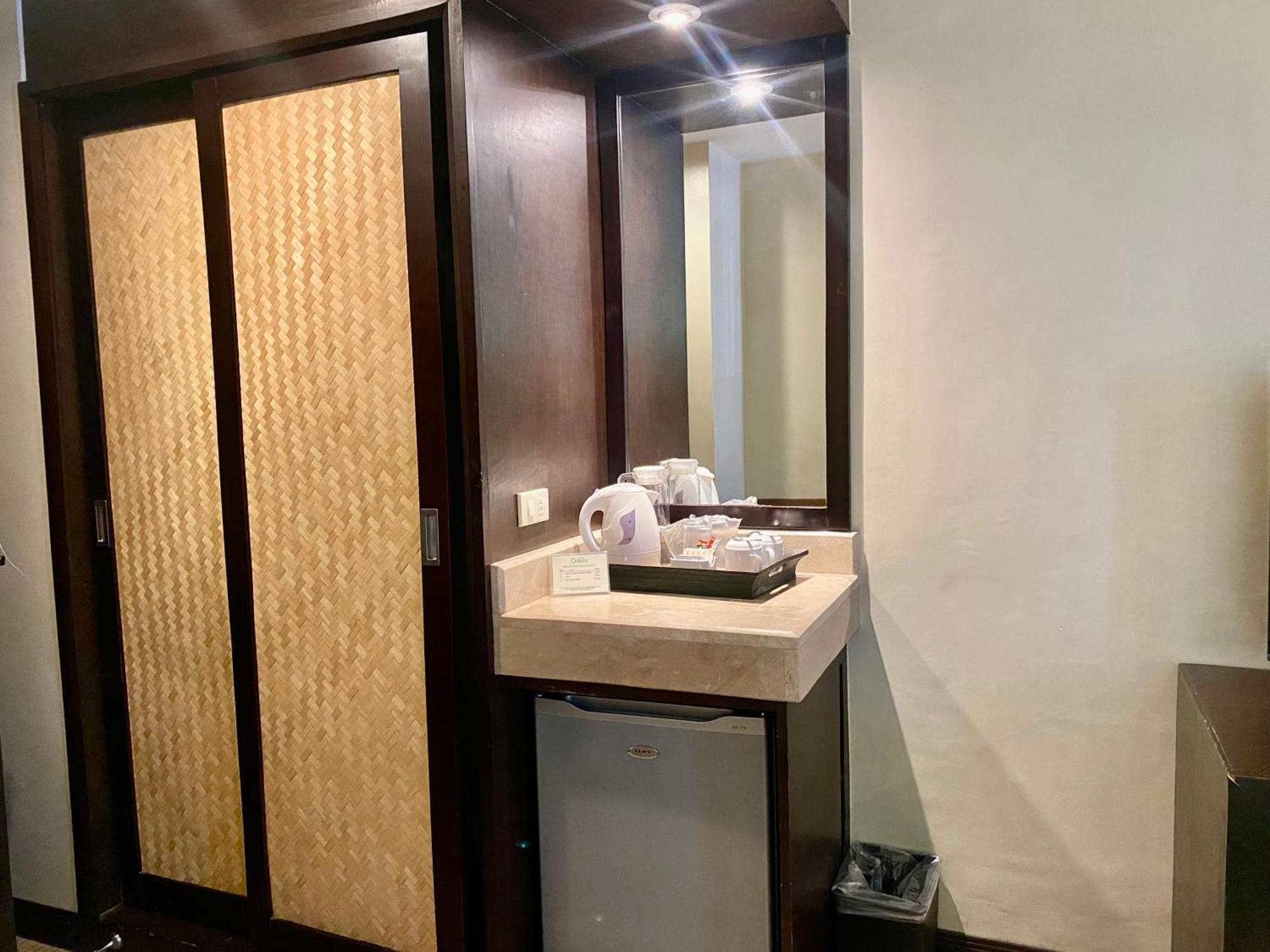 Circle Inn Hotel And Suites Bacolod Exteriör bild