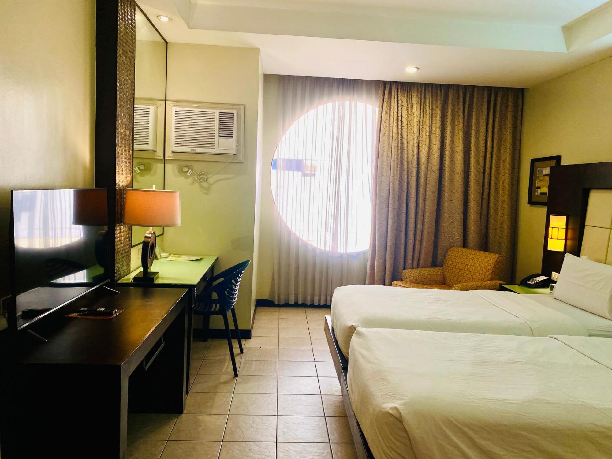 Circle Inn Hotel And Suites Bacolod Exteriör bild