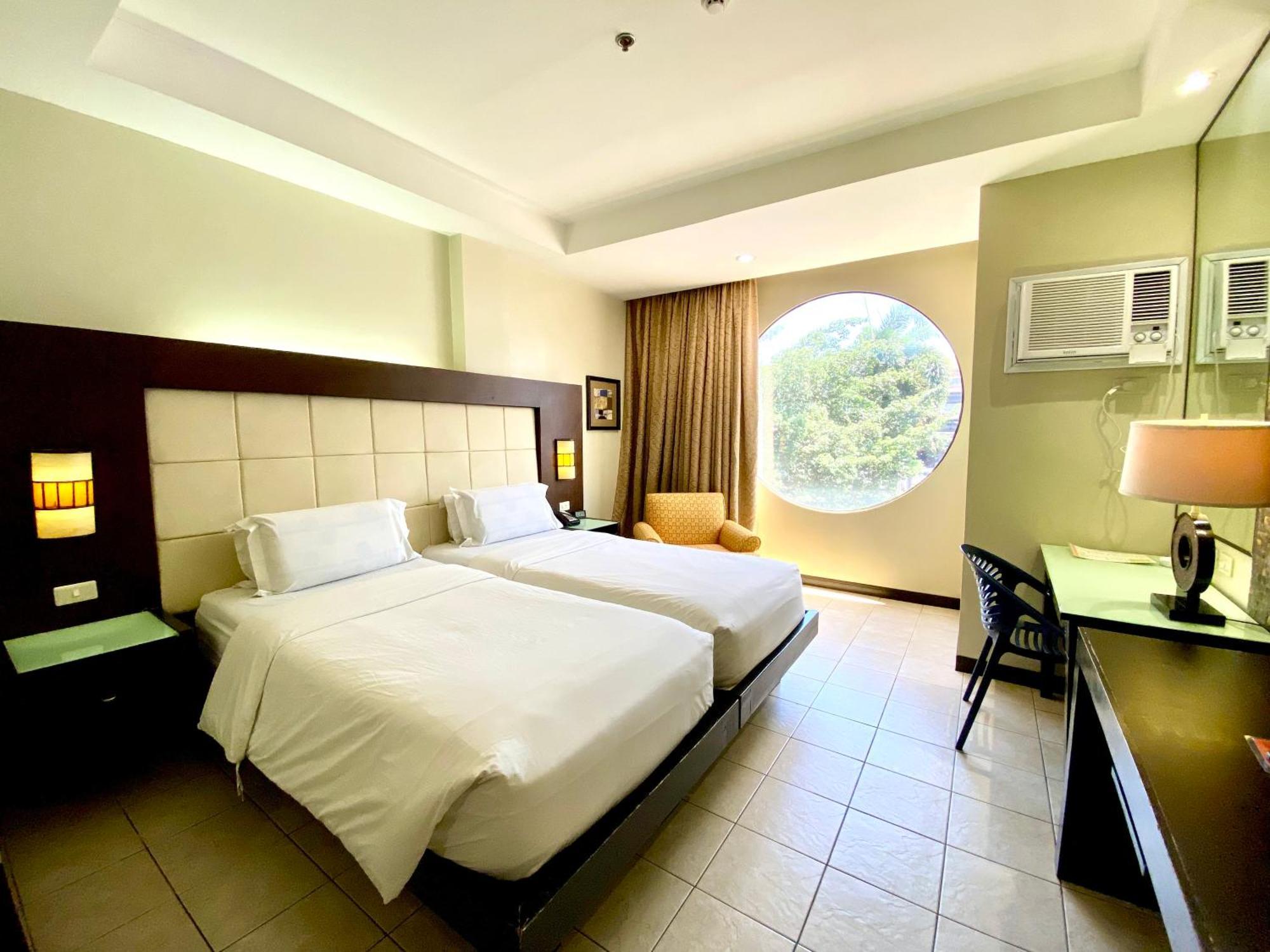 Circle Inn Hotel And Suites Bacolod Exteriör bild