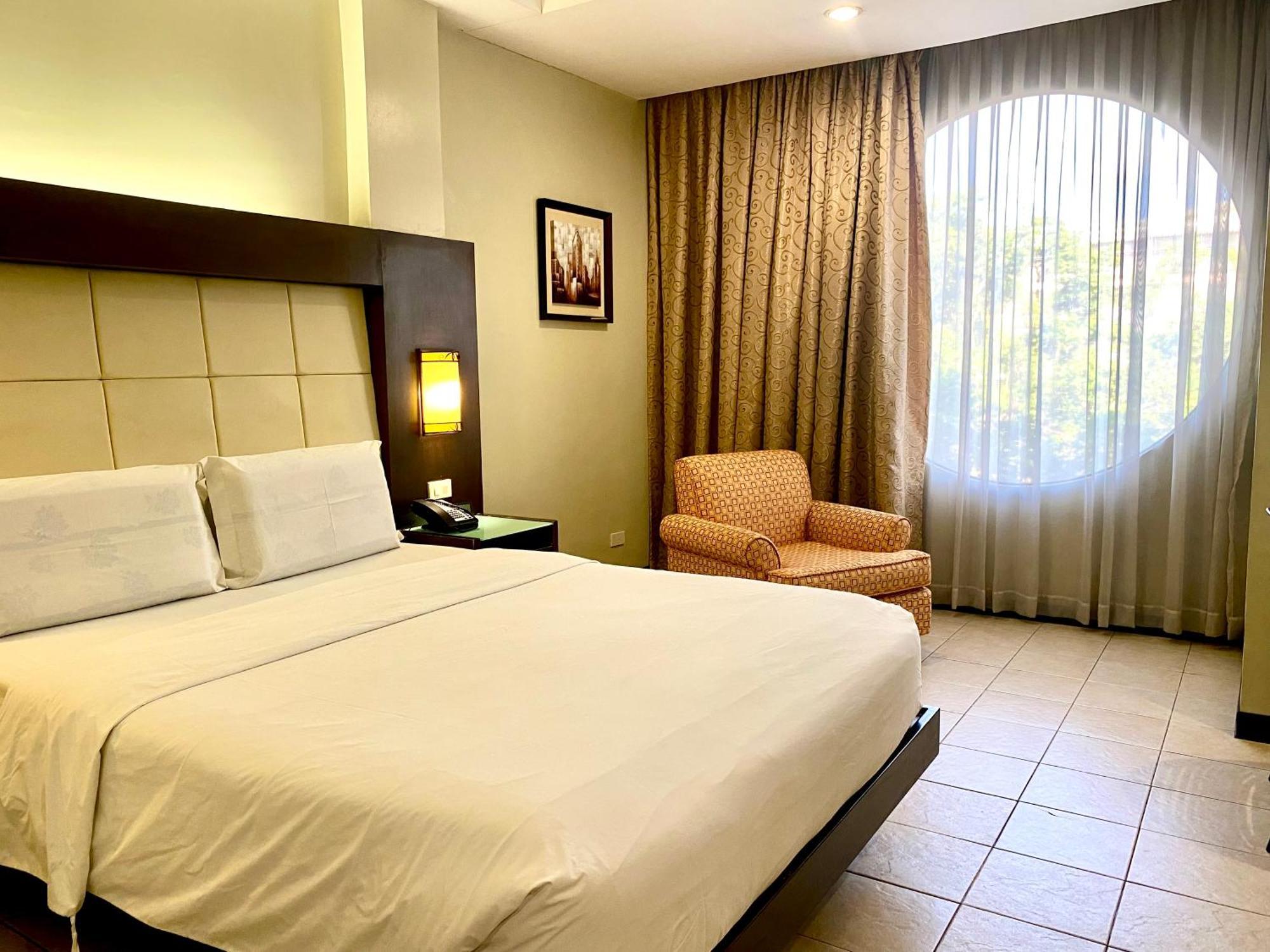 Circle Inn Hotel And Suites Bacolod Exteriör bild