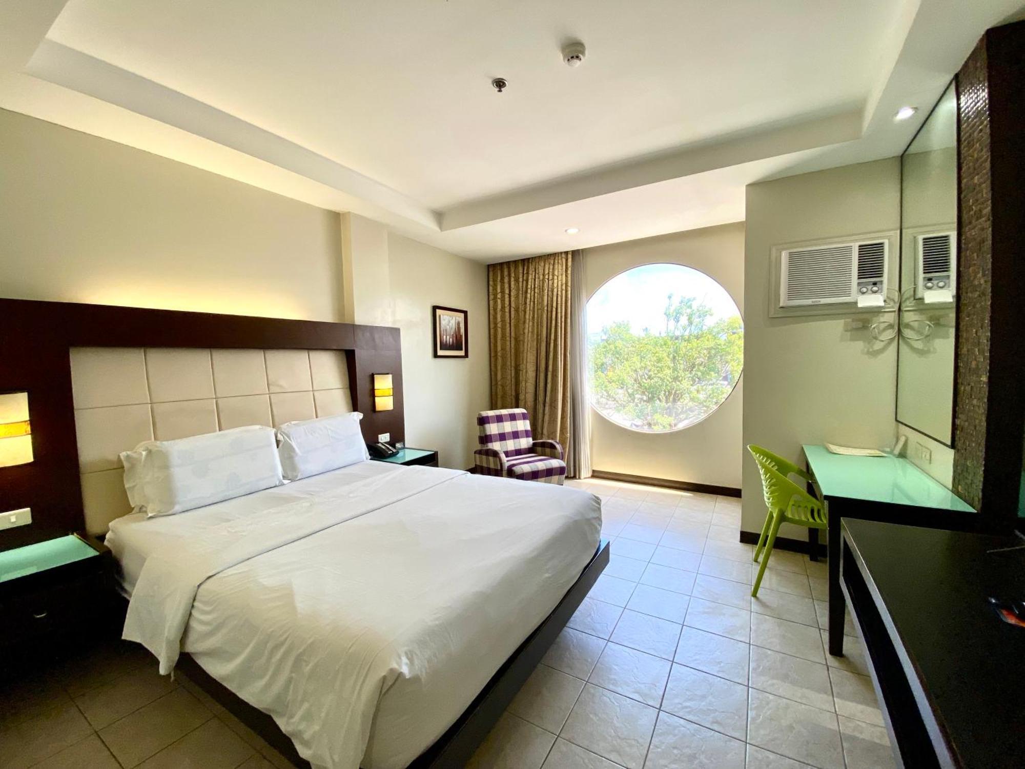 Circle Inn Hotel And Suites Bacolod Exteriör bild