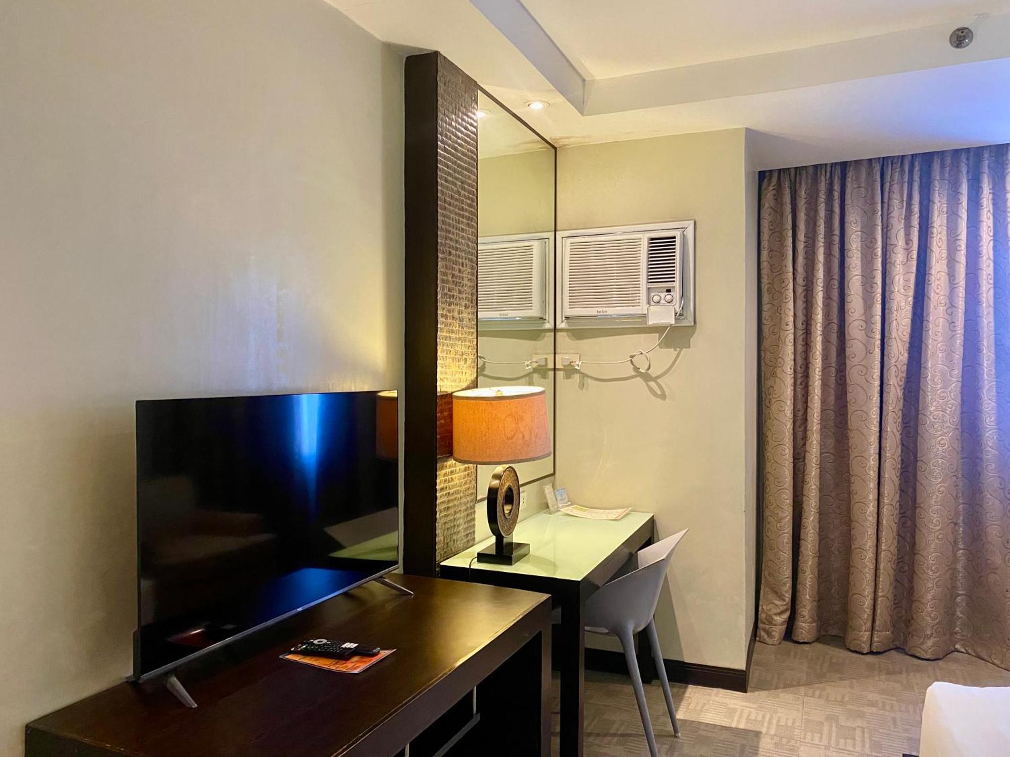 Circle Inn Hotel And Suites Bacolod Exteriör bild