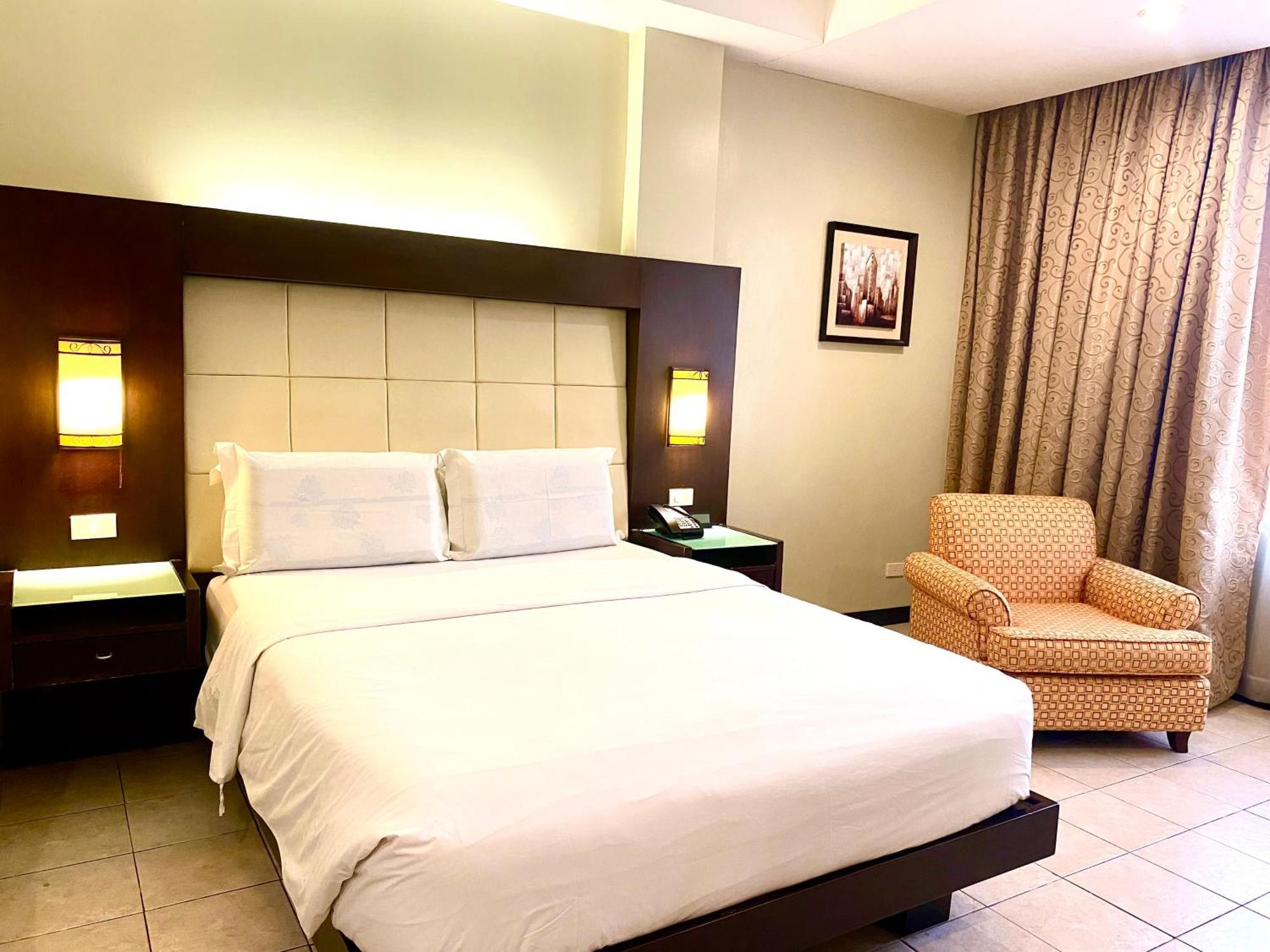 Circle Inn Hotel And Suites Bacolod Exteriör bild