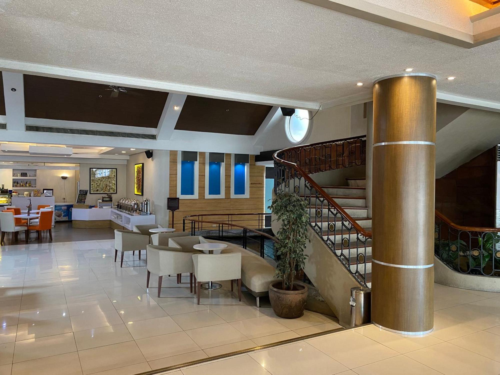 Circle Inn Hotel And Suites Bacolod Exteriör bild