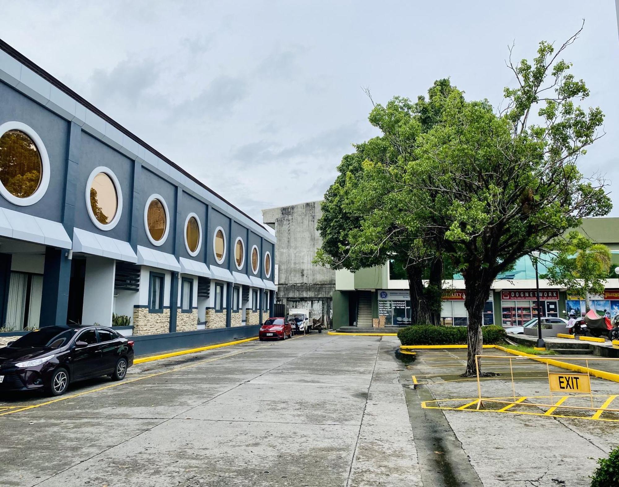 Circle Inn Hotel And Suites Bacolod Exteriör bild