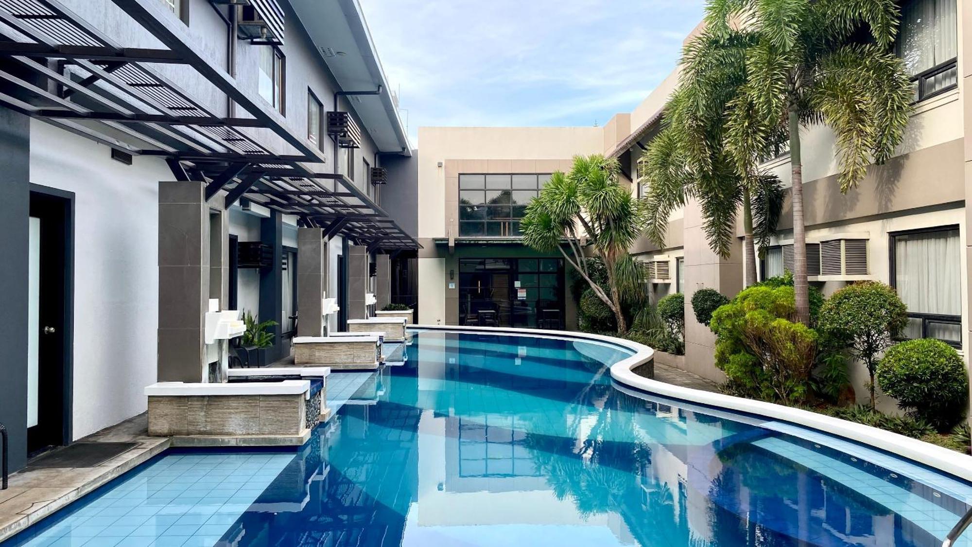 Circle Inn Hotel And Suites Bacolod Exteriör bild