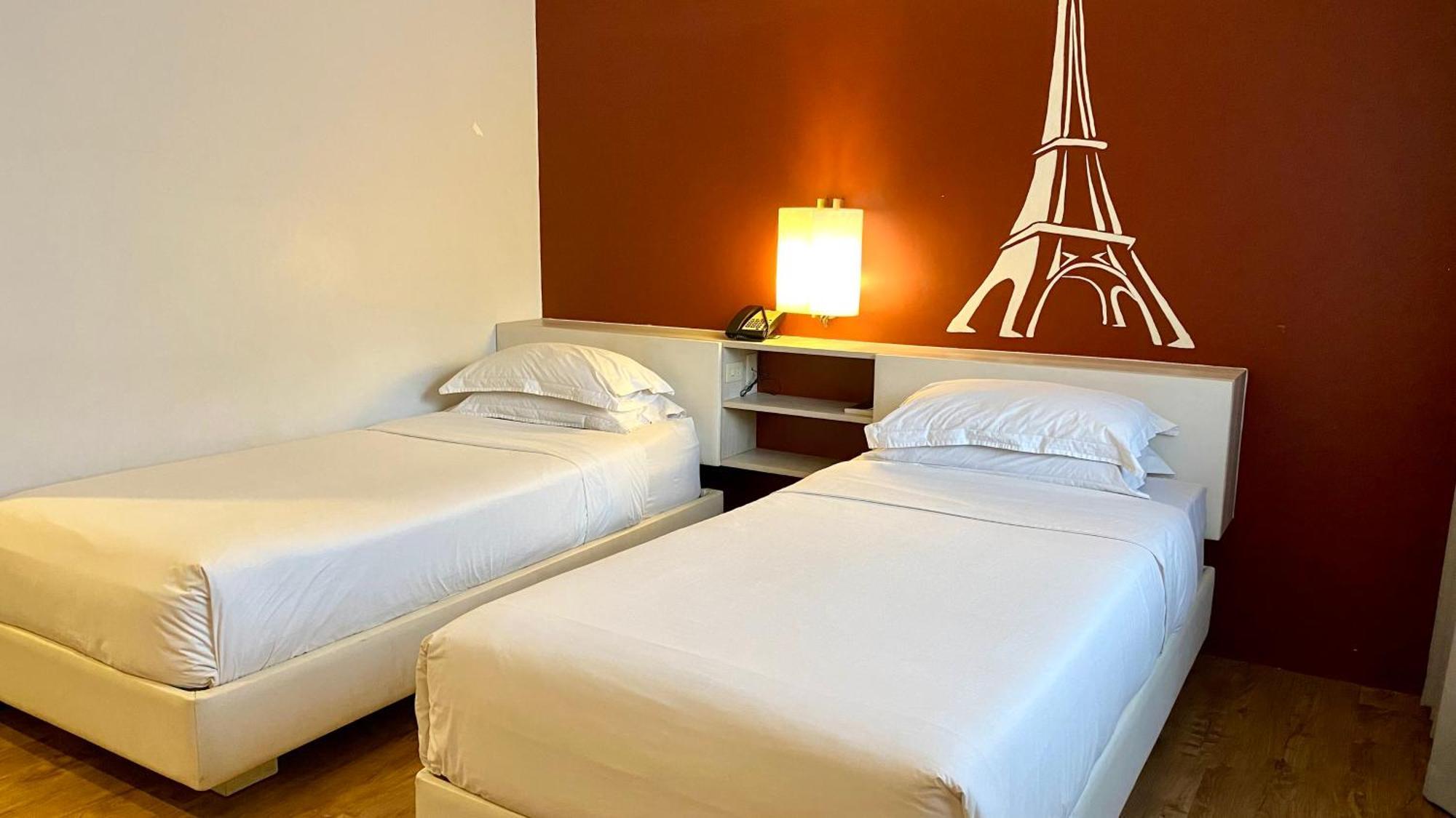 Circle Inn Hotel And Suites Bacolod Exteriör bild