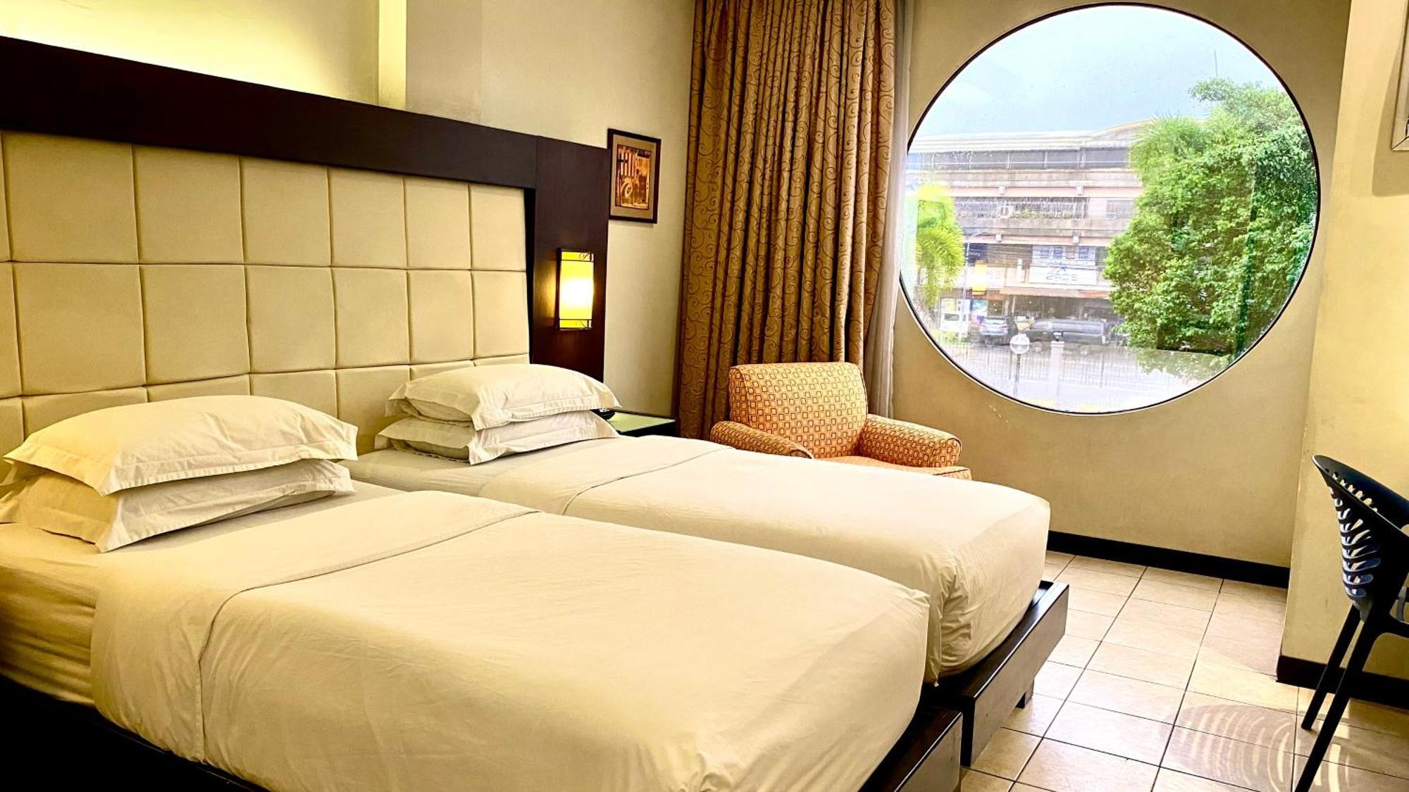 Circle Inn Hotel And Suites Bacolod Exteriör bild