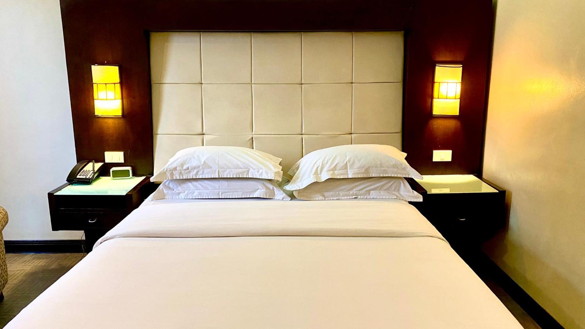 Circle Inn Hotel And Suites Bacolod Exteriör bild