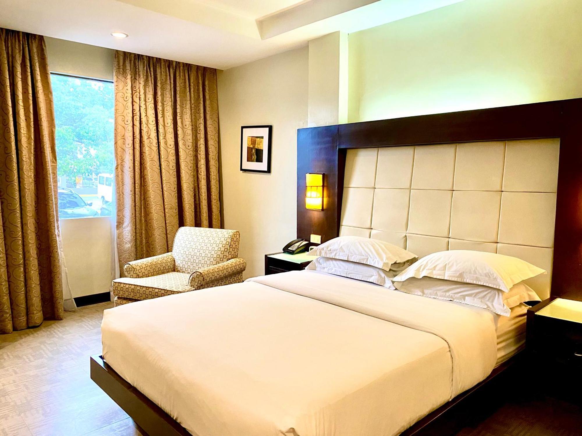 Circle Inn Hotel And Suites Bacolod Exteriör bild