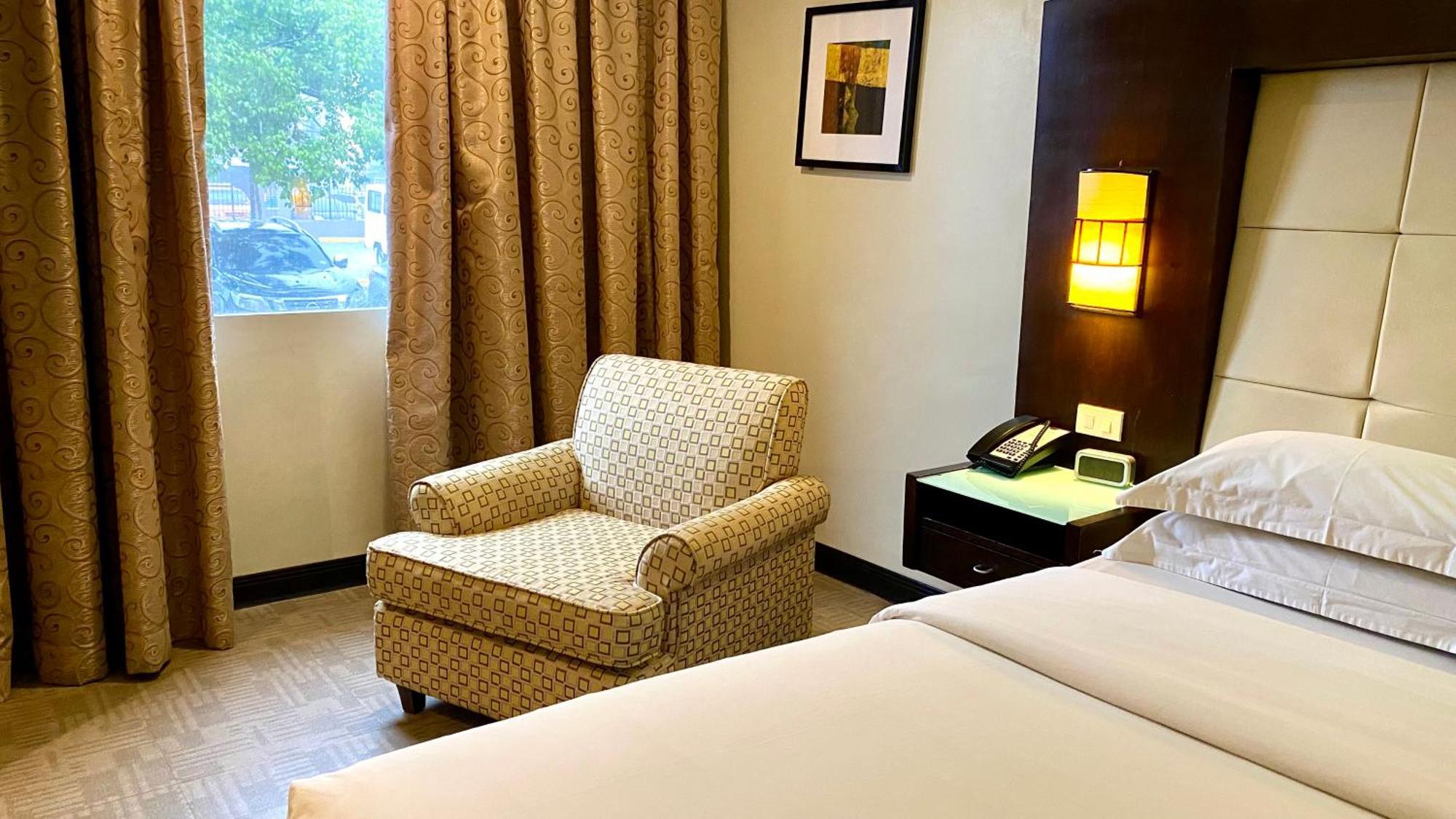 Circle Inn Hotel And Suites Bacolod Exteriör bild