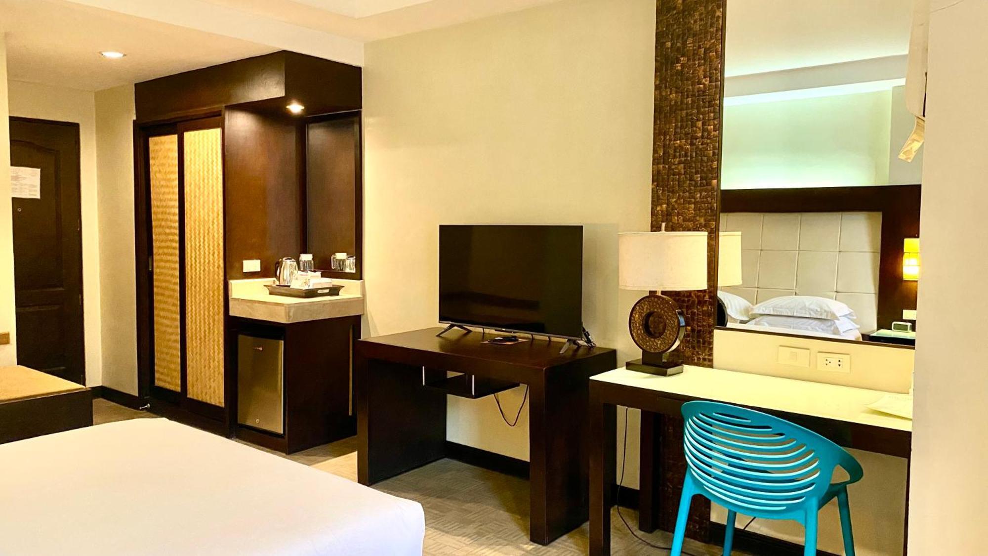 Circle Inn Hotel And Suites Bacolod Exteriör bild