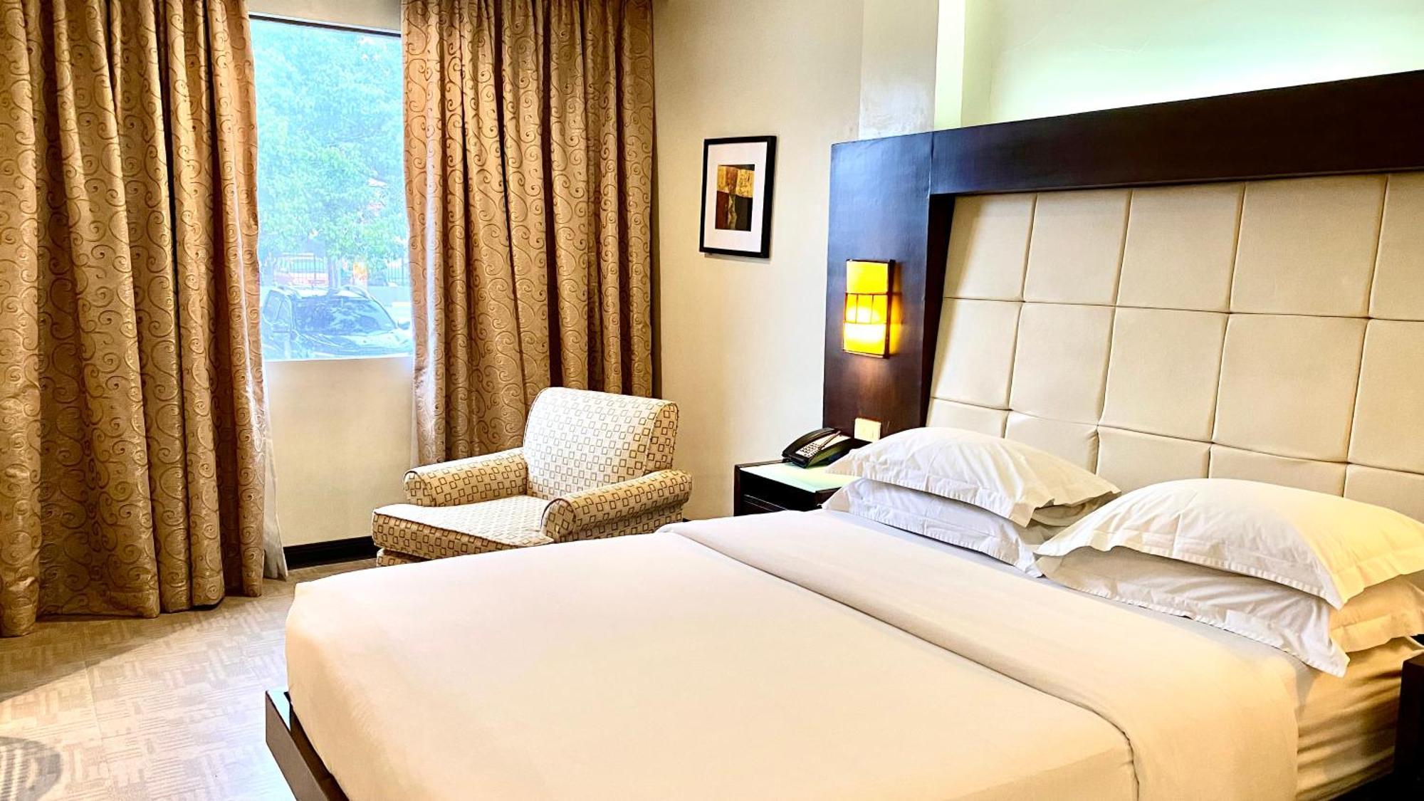 Circle Inn Hotel And Suites Bacolod Exteriör bild