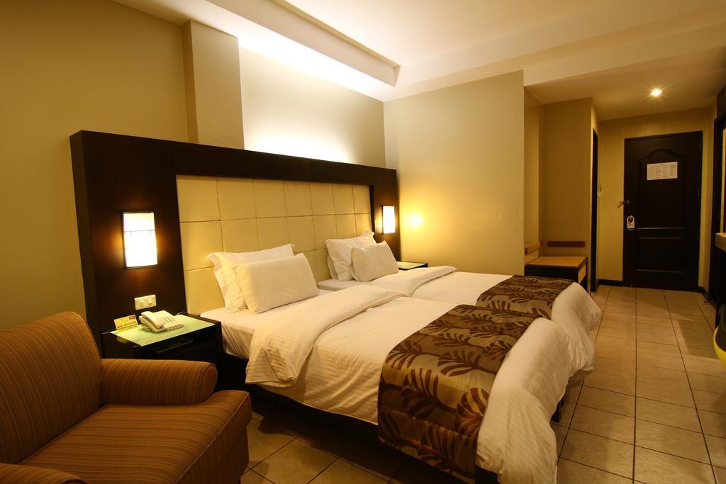 Circle Inn Hotel And Suites Bacolod Exteriör bild