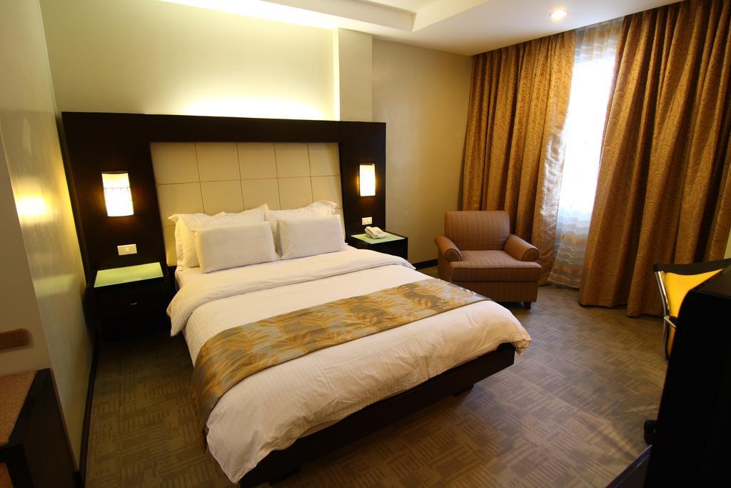 Circle Inn Hotel And Suites Bacolod Exteriör bild