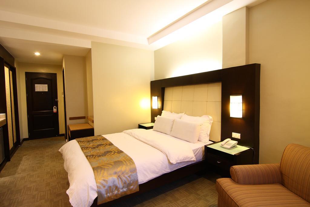 Circle Inn Hotel And Suites Bacolod Exteriör bild