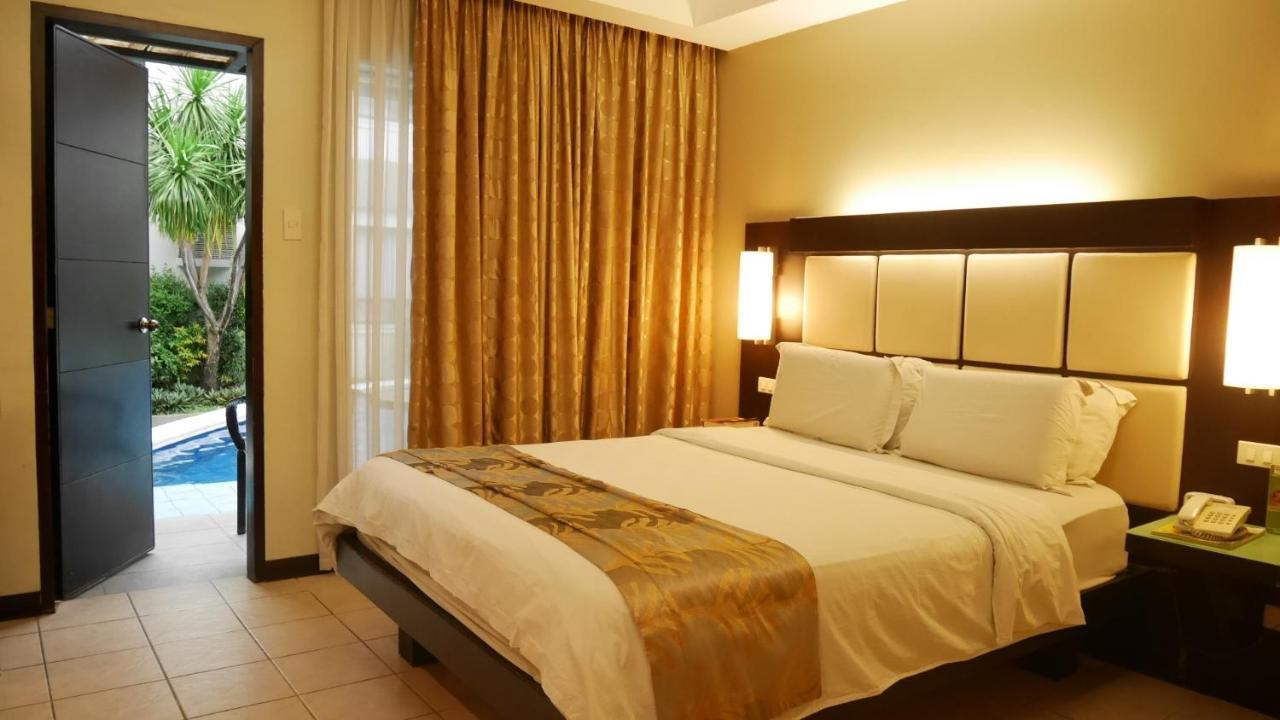 Circle Inn Hotel And Suites Bacolod Exteriör bild