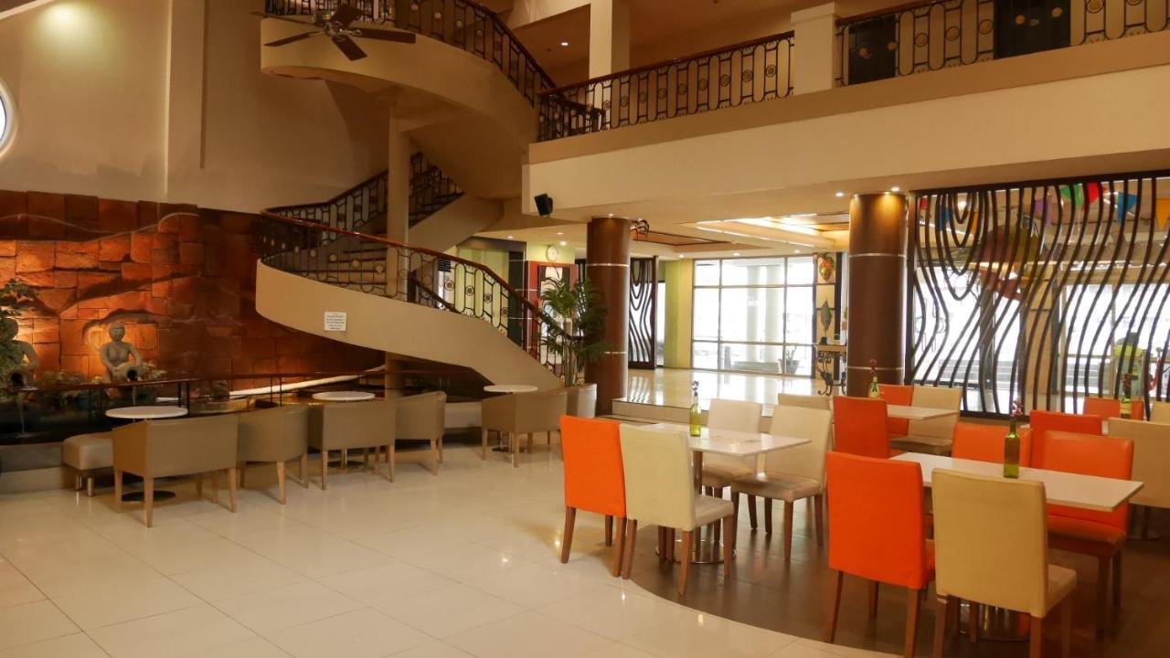 Circle Inn Hotel And Suites Bacolod Exteriör bild