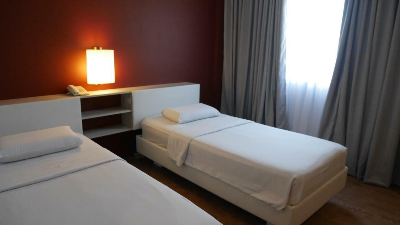 Circle Inn Hotel And Suites Bacolod Exteriör bild