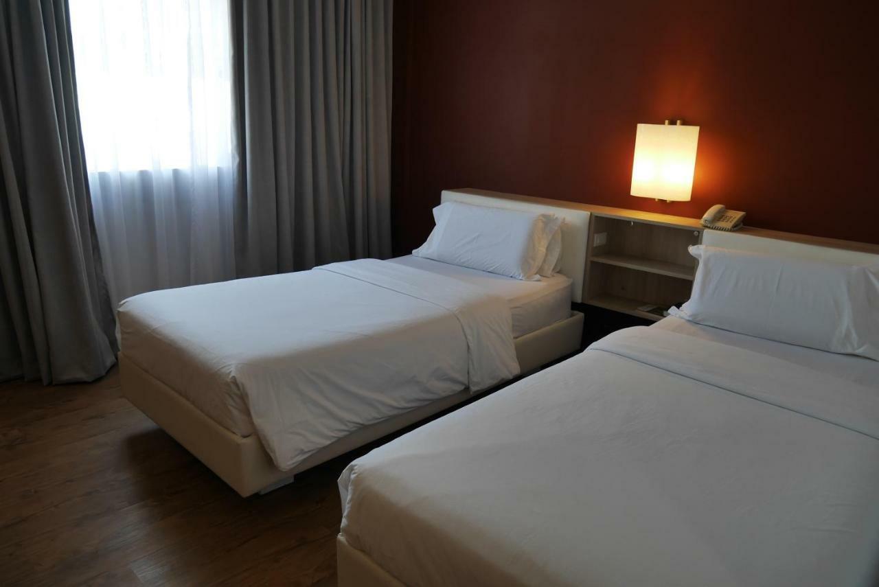 Circle Inn Hotel And Suites Bacolod Exteriör bild
